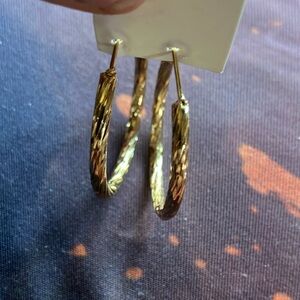 Golden twist design hoop earrings ✨